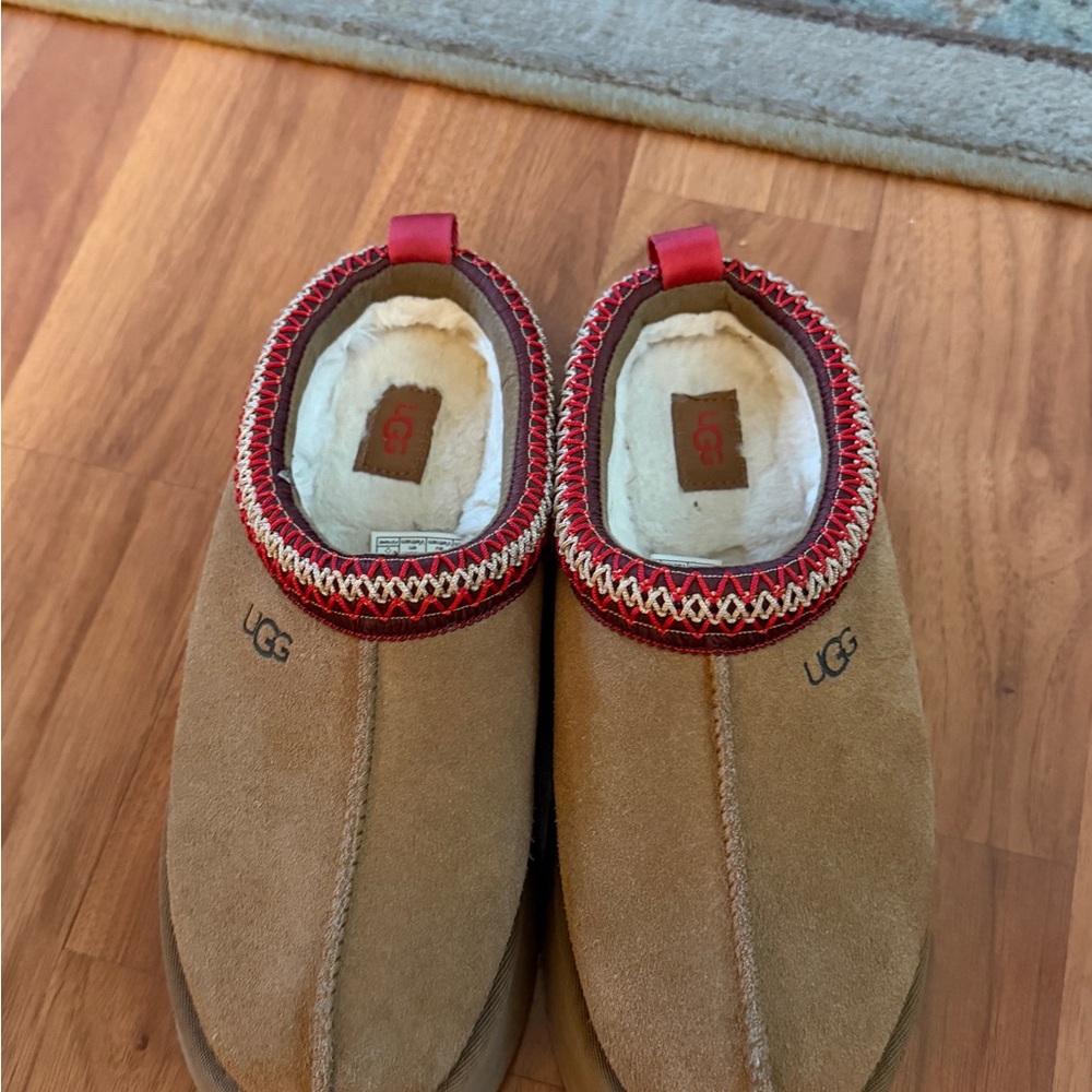 UGG tazz ll Chestnut Suede Slip-Ons with Red Trim